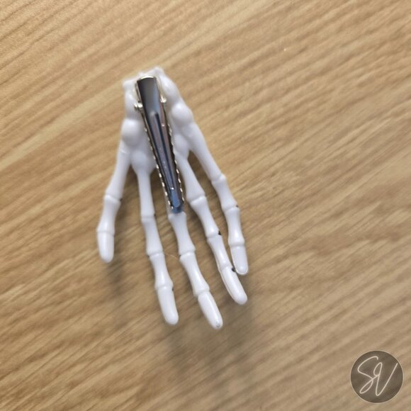 Skeleton hand hair clip great for Halloween - Picture 4 of 5